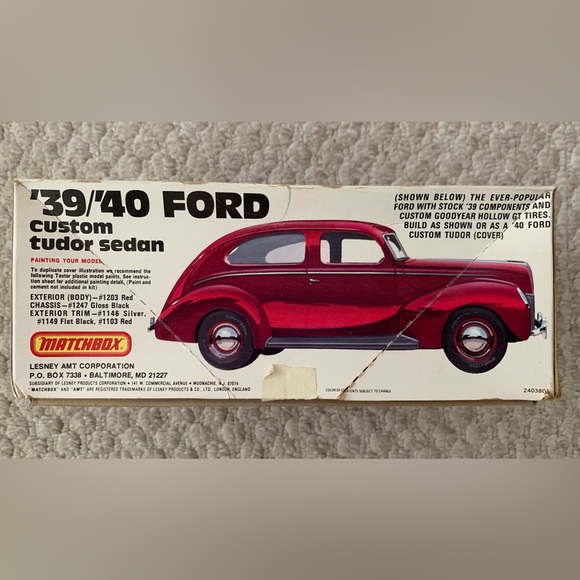 Vintage Ford - 1939/40 Ford Custom Tudor Sedan in 1/25 scale by AMT from 1970s - Picture 3 of 5